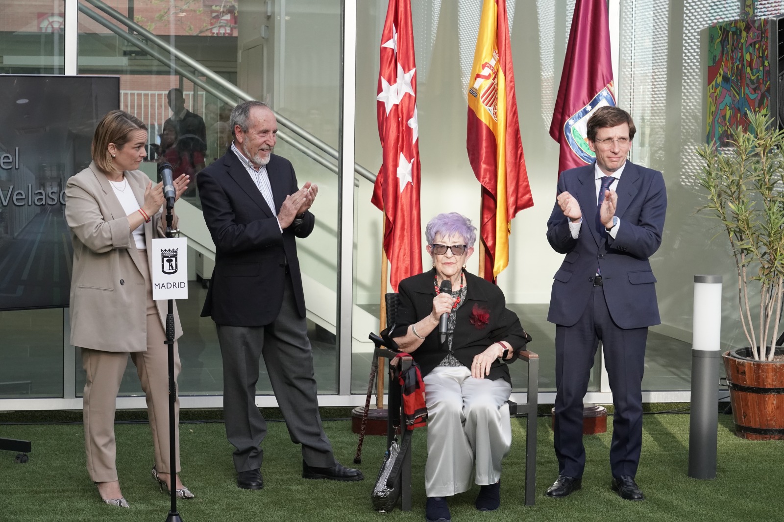 El alcalde de Madrid, Jose Luis Martínez-Almeida, acompañado por la concejala de Usera, Loreto Sordo, el ex alcalde de Madrid Juan Barranco y la viuda de Pipo Velasco, doña Eulalia García Sánchez